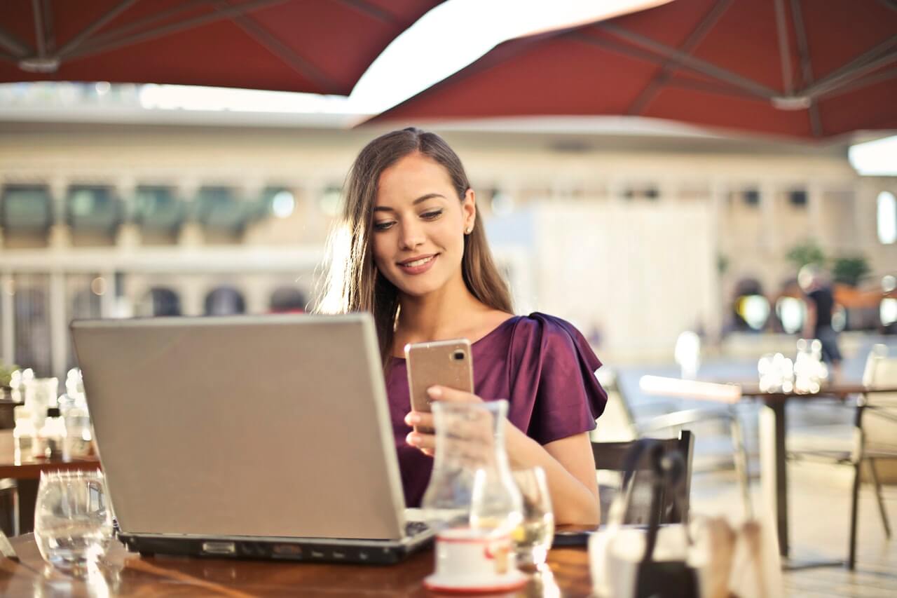 girl in restaurant social learning